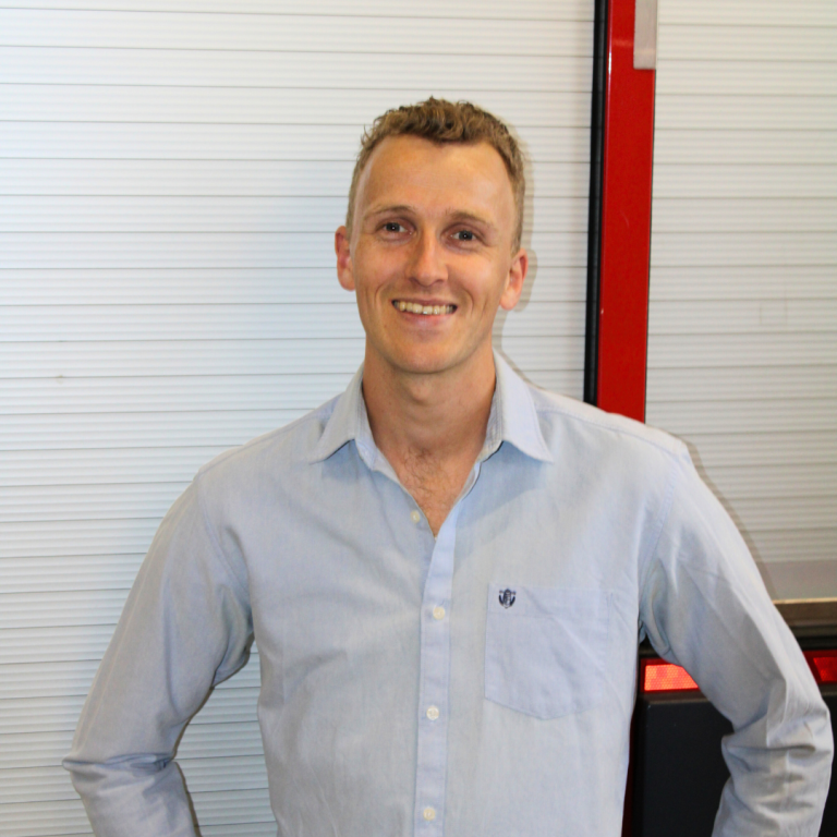 Trainer en medeoprichter 112ActieLab. Heeft een lichtblauw hemd aan, en staat tegen een lichte achtergrond.